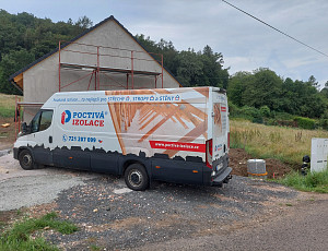 Zateplení stropu novostavby rodinného domu pomocí foukané izolace